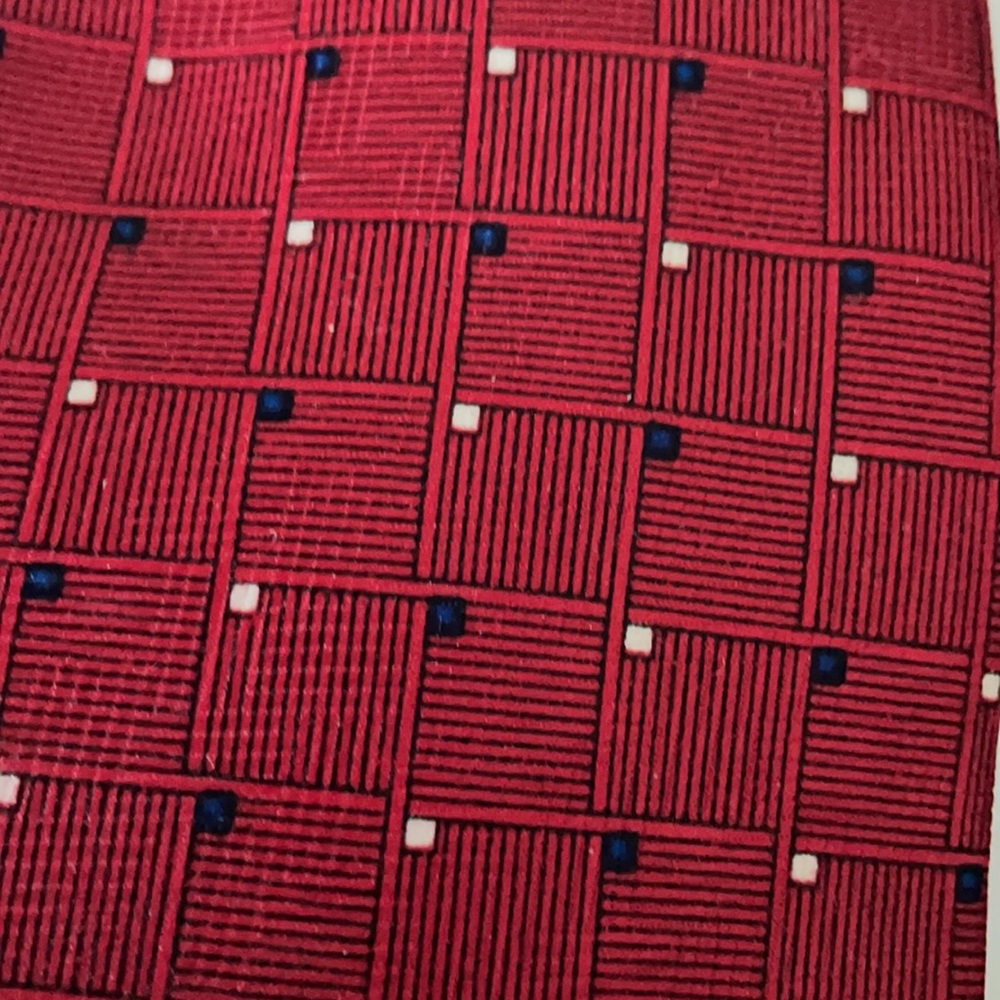 Red poly pattern ties - Picture 2 of 4